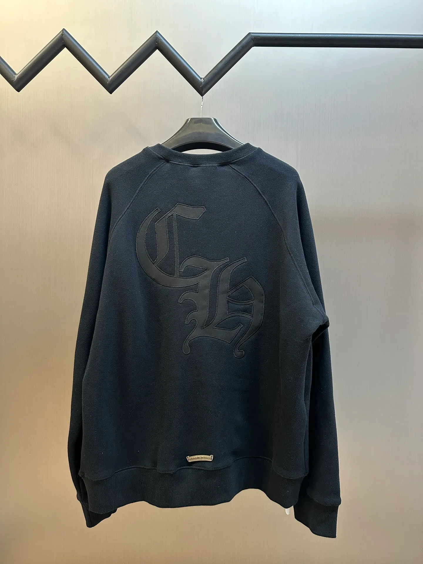 P410 Chrome Hearts Logo Round Neck Sweatshirt Made of custom-made heavy fortress intertwined air cotton fabric, Chrome Hearts cross patch embroidery decoration on the chest, becoming the ultimate interpretation of dark Gothic style. CH Gothic font is the finishing touch on the back panel. The logo iron plate sways slightly with the swing of the body, adding a sense of movement and vitality.  Using imported machine appliqué embroidery technology, advanced computer control systems and precision mechanical components are used to achieve the Chrome Hearts logo appliqué operation, presenting an embroidery effect with both clarity and three-dimensionality.  size：s m l xl
